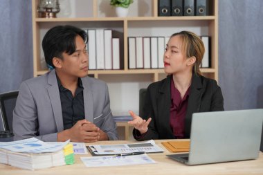 Finansal Analiz: Yatırımları iş planına göre değerlendiren mali raporları planlamak ve analiz etmek üzere tablet ve belgelerle birlikte çalışan iş ekibi.