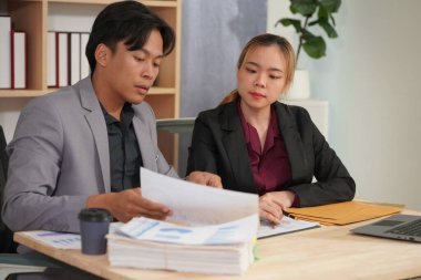 Finansal Analiz: Yatırımları iş planına göre değerlendiren mali raporları planlamak ve analiz etmek üzere tablet ve belgelerle birlikte çalışan iş ekibi.