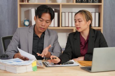 Finansal Analiz: Yatırımları iş planına göre değerlendiren mali raporları planlamak ve analiz etmek üzere tablet ve belgelerle birlikte çalışan iş ekibi.