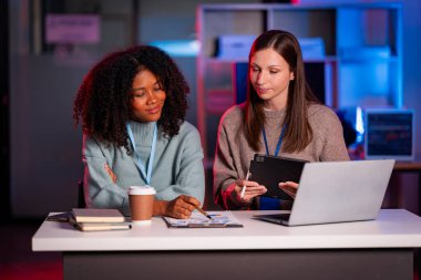 Finansal piyasa veri analizi sonuçları için gece araştırmaları için Mutlu raporlar ve öneriler, takım çalışması ve tabletler