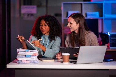 Finansal piyasa veri analizi sonuçları için gece araştırmaları için Mutlu raporlar ve öneriler, takım çalışması ve tabletler