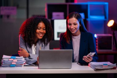 Finansal piyasa veri analizi sonuçları için gece araştırmaları için Mutlu raporlar ve öneriler, takım çalışması ve tabletler