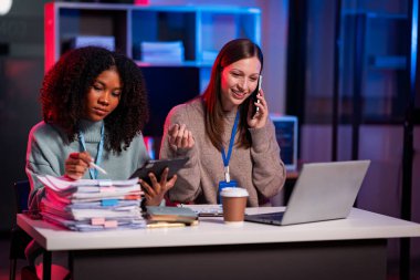 Finansal piyasa veri analizi sonuçları için gece araştırmaları için Mutlu raporlar ve öneriler, takım çalışması ve tabletler