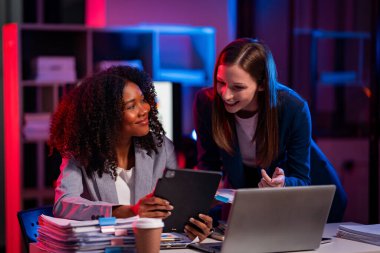 Finansal piyasa veri analizi sonuçları için gece araştırmaları için Mutlu raporlar ve öneriler, takım çalışması ve tabletler