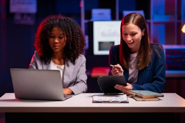 Finansal piyasa veri analizi sonuçları için gece araştırmaları için Mutlu raporlar ve öneriler, takım çalışması ve tabletler