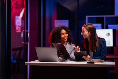 Finansal piyasa veri analizi sonuçları için gece araştırmaları için Mutlu raporlar ve öneriler, takım çalışması ve tabletler