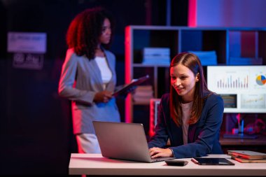 Finansal piyasa veri analizi sonuçları için gece araştırmaları için Mutlu raporlar ve öneriler, takım çalışması ve tabletler