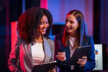 Finansal piyasa veri analizi sonuçları için gece araştırmaları için Mutlu raporlar ve öneriler, takım çalışması ve tabletler