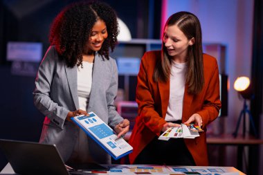 Finansal piyasa veri analizi sonuçları için gece araştırmaları için Mutlu raporlar ve öneriler, takım çalışması ve tabletler