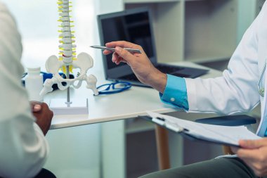 Erkek doktor osteoartrit kemik ya da diz eklemi hakkında hastaya danışmanlık yapıyor, sağlık konsepti, doktor semptomları ve tedavi fotoğraflarını açıklıyor