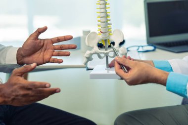 Erkek doktor osteoartrit kemik ya da diz eklemi hakkında hastaya danışmanlık yapıyor, sağlık konsepti, doktor semptomları ve tedavi fotoğraflarını açıklıyor