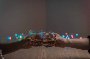 İki adam viski bardaklarını tokuşturur, birlikte içki içerler, en iyi arkadaşıyla içmenin keyfini çıkarırlar..