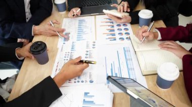 İş adamları birlikte çalışır, finansal verileri analiz eder ve yaratıcı iş planları için beyin fırtınası yapar, yeni projeleri tartışmak için birlikte çalışırlar. Çalışma sonuçlarının özeti Şirket yıllık bütçesi