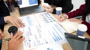 İş adamları birlikte çalışır, finansal verileri analiz eder ve yaratıcı iş planları için beyin fırtınası yapar, yeni projeleri tartışmak için birlikte çalışırlar. Çalışma sonuçlarının özeti Şirket yıllık bütçesi