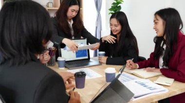 İş adamları birlikte çalışır, finansal verileri analiz eder ve yaratıcı iş planları için beyin fırtınası yapar, yeni projeleri tartışmak için birlikte çalışırlar. Çalışma sonuçlarının özeti Şirket yıllık bütçesi