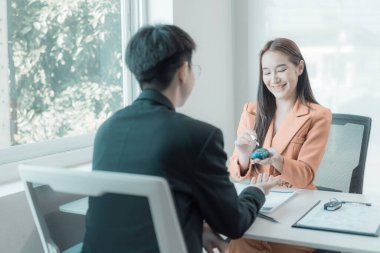 Söz konusu kişi galeride teftiş için satış sözleşmesi olan araba satıcısına danışıyor. Müşteri, satıcıyla anlaşmadan önce bir araç satın alma sözleşmesi alır.