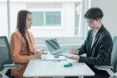 Söz konusu kişi galeride teftiş için satış sözleşmesi olan araba satıcısına danışıyor. Müşteri, satıcıyla anlaşmadan önce bir araç satın alma sözleşmesi alır.