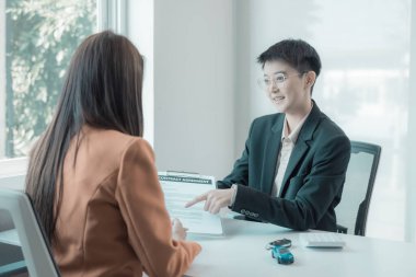 Araba sigortacısı müşterileri küçük araba ve araba anahtarlarıyla, satış konseptiyle, kaza sigortasıyla, araba bayiiyle tanıştırır.