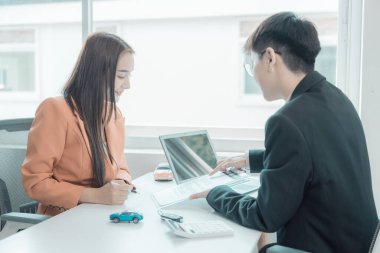 Araba sigortacısı müşterileri küçük araba ve araba anahtarlarıyla, satış konseptiyle, kaza sigortasıyla, araba bayiiyle tanıştırır.