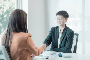 Araba sigortacısı müşterileri küçük araba ve araba anahtarlarıyla, satış konseptiyle, kaza sigortasıyla, araba bayiiyle tanıştırır.