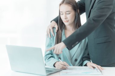 Bayan çalışan rahatsız. Patronunun ya da erkek iş arkadaşının eline bak. Omzuna dokunup sarılıyorlar. uygunsuz cinsel taciz