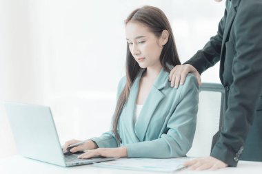 Bayan çalışan rahatsız. Patronunun ya da erkek iş arkadaşının eline bak. Omzuna dokunup sarılıyorlar. uygunsuz cinsel taciz