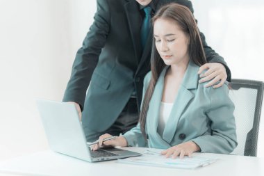 Bayan çalışan rahatsız. Patronunun ya da erkek iş arkadaşının eline bak. Omzuna dokunup sarılıyorlar. uygunsuz cinsel taciz