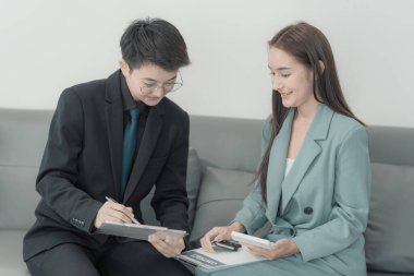 Araba satın alma sözleşmesi olan müşteri ve araba satıcısı. Müşteri, koltukta elinde anahtarla satıcıya imza atmadan önce araba satın alma sözleşmesi alır..