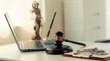 Gavel ve adalet ölçeği masa, hukuk, mahkeme, hakim, denge, sembol, avukat, yargı, güç, mahkeme skalası, otorite yargılamayı çekiç ve adaletsizlikle sembolize eder.