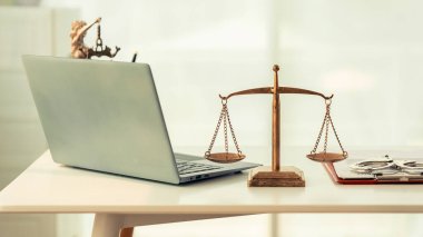 Gavel ve adalet ölçeği masa, hukuk, mahkeme, hakim, denge, sembol, avukat, yargı, güç, mahkeme skalası, otorite yargılamayı çekiç ve adaletsizlikle sembolize eder.