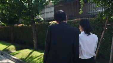 İki emlak işi çifti bir konut projesinde ev ararlar..