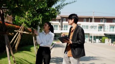 İki emlak işi çifti bir konut projesinde ev ararlar..