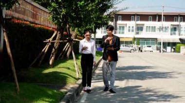 İki emlak işi çifti bir konut projesinde ev ararlar..