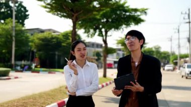 İki emlak işi çifti bir konut projesinde ev ararlar..