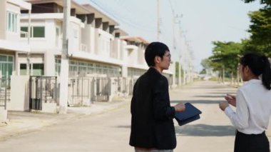 İki emlak işi çifti bir konut projesinde ev ararlar..