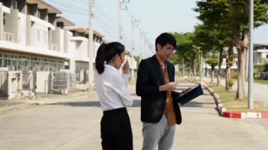 İki emlak işi çifti bir konut projesinde ev ararlar..