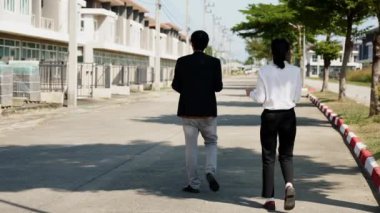 İki emlak işi çifti bir konut projesinde ev ararlar..