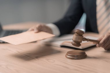 Dokümanlarla çalışan avukatlar, hukuk, tavsiye ve adalet kavramı, takım elbiseli avukatlar, adalet ölçeğinde yasal belge imzalayan, yakın plan