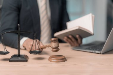 Dokümanlarla çalışan avukatlar, hukuk, tavsiye ve adalet kavramı, takım elbiseli avukatlar, adalet ölçeğinde yasal belge imzalayan, yakın plan