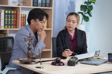 Avukatlar, minyatür arabaları açık artırma sembolü veya kaza sürücülerine karşı mahkeme işlemleri olan kadınlara tavsiyede bulunuyor ve masaya araba sigortası ödemeleri getiriliyor..