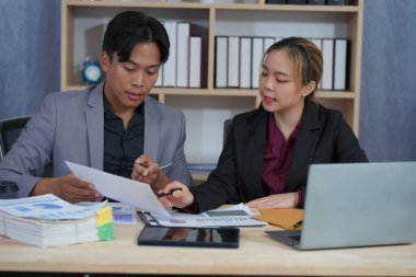 Muhasebe, finans, bankacılık, iş dünyası ve dizüstü bilgisayarlarla çalışan iki işadamı toplantıda bilgi alışverişinde bulundular. Ofis işleri sunumu