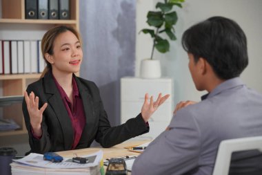 Muhasebe, finans, bankacılık, iş dünyası ve dizüstü bilgisayarlarla çalışan iki işadamı toplantıda bilgi alışverişinde bulundular. Ofis işleri sunumu