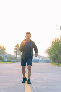 Siyah Afrikalı Amerikalı adam sokakta koşuyor, sabah egzersizi, sağlık konsepti.