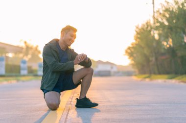Emlakçı, ev sigortası danışmanı Gayrimenkul Yatırım ve arazi, evi satın almak için anlaşma yaptıktan sonra müşteriye evi teslim ediyor..