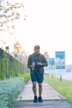 Siyah Afrikalı Amerikalı adam sokakta koşuyor, sabah egzersizi, sağlık konsepti.
