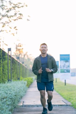 Siyah Afrikalı Amerikalı adam sokakta koşuyor, sabah egzersizi, sağlık konsepti.