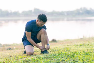 Emlakçı, ev sigortası danışmanı Gayrimenkul Yatırım ve arazi, evi satın almak için anlaşma yaptıktan sonra müşteriye evi teslim ediyor..