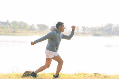 Siyah Afrikalı Amerikalı adam sokakta koşuyor, sabah egzersizi, sağlık konsepti.