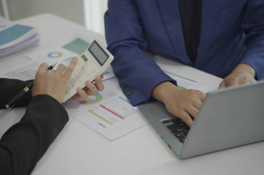 Bir grup finans analisti şirket mali istatistik raporlarını tartışmak için birlikte çalışıyorlar. Belgelerle beyin fırtınası, masadaki grafikler, yakın plan resim