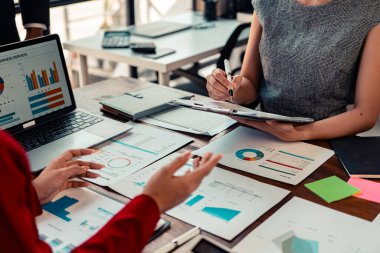 Bütçe planlaması ve ağ stratejisi, iş adamları, finansal ve teknoloji belgeleri için iş adamlarının el ve belgeleri yaratıcı araştırma analizleri için masada.